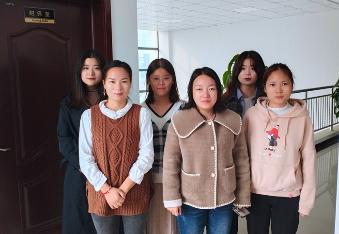 安徽拓?fù)洵h(huán)?？萍加邢薰緦?shí)習(xí)學(xué)生與企業(yè)方指導(dǎo)老師在一起