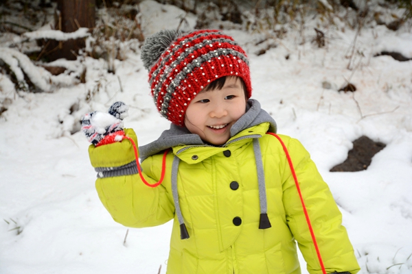 美麗的景色吸引孩子們前來堆雪人